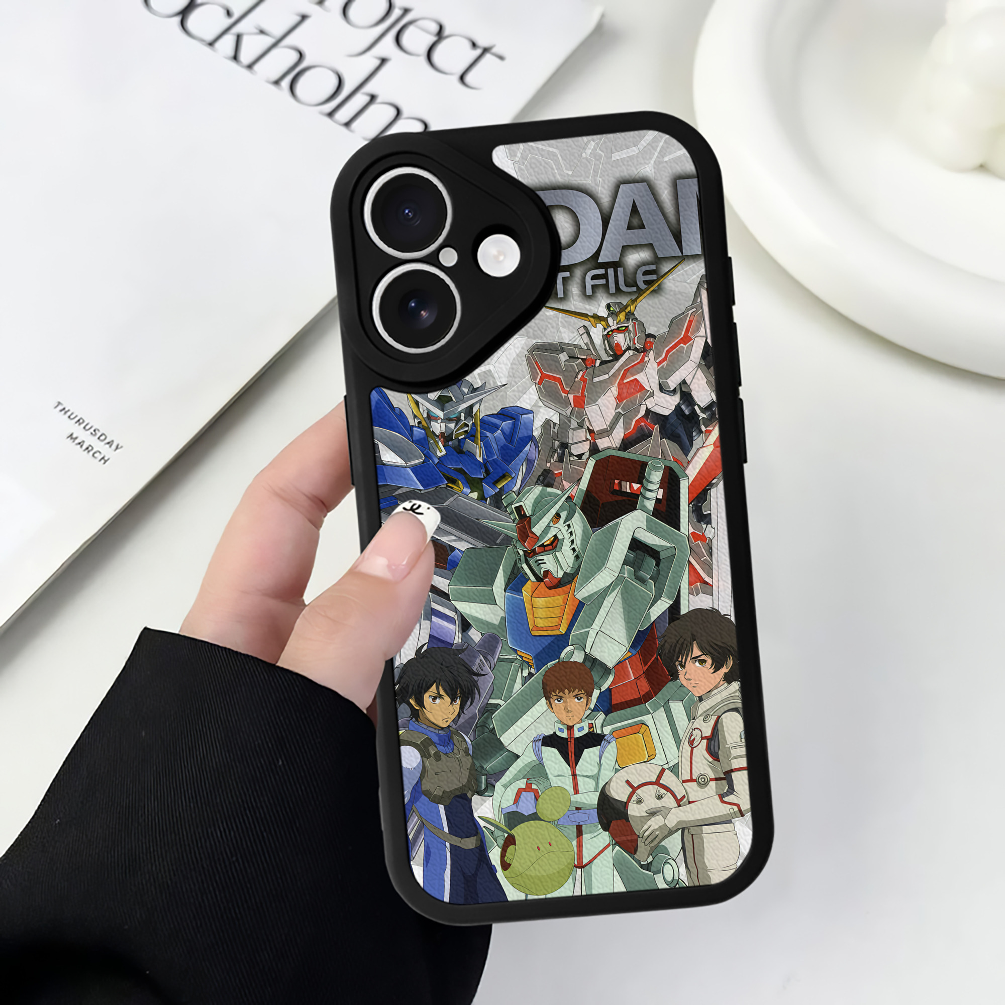 （画像用） 機動戦士ガンダム Mobile Suit Gundam 【iPhone 16シリーズ対応】シリコンスマホケース（レザー調） 材質：シリコン